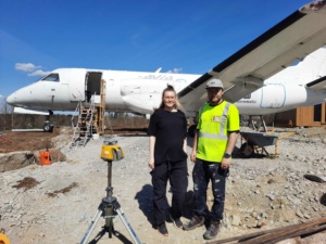 Jetset Crew rakentaa Lentokonehotellia Uuraisille. Kuvassa Mandi ja Oskari Moisio. 