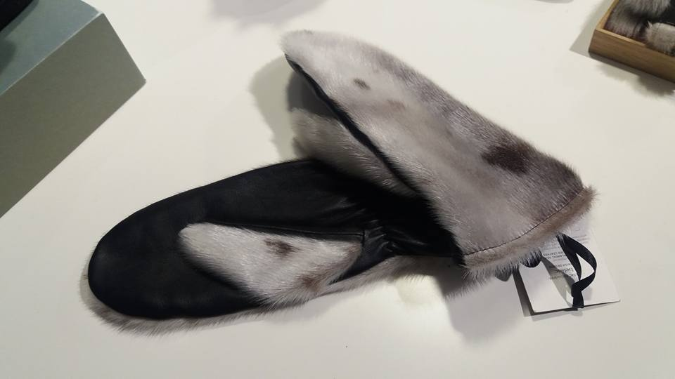 Kuvan kintaat on valmistettu Gröönlannissa inuiittien metsästämästä hylkeestä ja ostettu Aalborgin lentokentältä. Suomessa metsästettyjä hylkeitä ei saa hyödyntää kaupallisesti. Kuva: Maria Saarinen